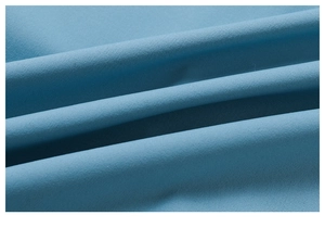 Gros plan sur la texture du tissu bleu ciel du pantalon de yoga à séchage rapide