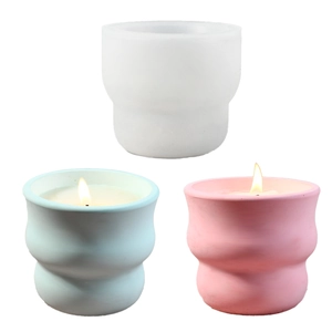 Stampo in silicone per candele a pilastro ondulato con campioni in cera azzurra e rosa