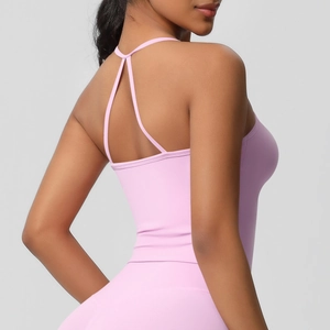 Dettaglio del reggiseno sportivo rosa con spalline incrociate e tessuto spazzolato