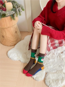 Détail de chaussettes de Noël en coton avec broderie Père Noël et blocs de couleurs