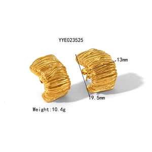Vue détaillée de boucles d'oreilles en acier titane doré texturé avec dimensions