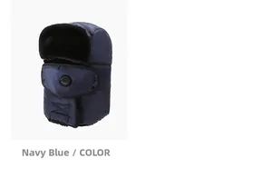 Dettaglio del cappello da aviatore blu navy con ecopelliccia nera e maschera integrata