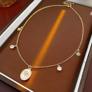 Dettaglio della collana placcata oro 18K in madreperla ovale con stelle e diamanti