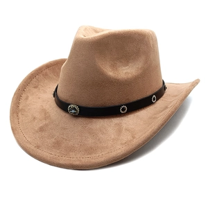 Klassischer hellbrauner Wildleder-Cowboyhut mit Nieten-Lederband auf weißem Hintergrund