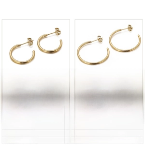 Detail comparing 20mm and 30mm golden stainless steel twisted hoop earrings dimensions