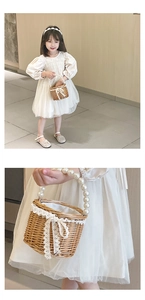 Détail du sac tressé pour filles avec poignée en perles et nœud en dentelle blanche