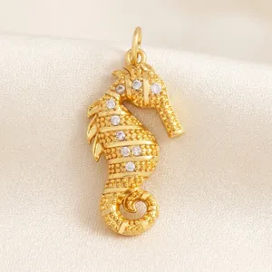 Vue détaillée d'un pendentif hippocampe orné de zircons blancs sur laiton plaqué or