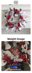 Detail eines Weihnachtskranzes mit roten Beeren, Eukalyptus und 168g Gewichtsangabe