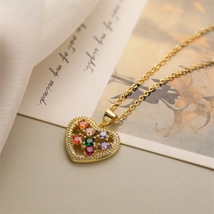 Détail du collier pendentif cœur plaqué or avec pierres de zircon colorées