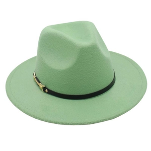 Λεπτομέρεια από καπέλο Fedora σε χρώμα μέντας με μαύρη δερμάτινη ζώνη και χρυσή αγκράφα