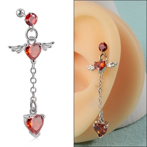 Détail de boucles d'oreilles cœur en argent avec zircone rouge et ailes d'ange