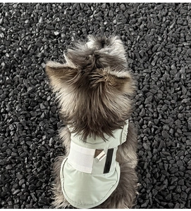 Gilet respirant pour chien avec maille nid d'abeille blanche et détail zippé sur tissu vert
