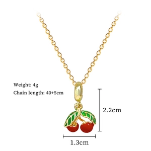 Détails du collier cerise avec chaîne de 40+5cm et un poids de 4g sur fond blanc