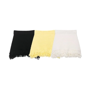 Texture de maille détaillée et franges sur les jupes en couleurs noir, jaune et blanc
