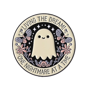 Pin esmaltado redondo con un fantasma sonriente, mariposas y decoraciones de estrellas