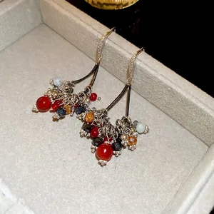 Boucles d'oreilles pampilles en zircon avec perles en verre rouges et noires sur crochets
