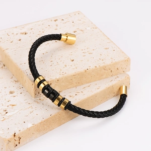 Bracelet minimaliste en cuir tressé noir avec fermoir magnétique or et noir sur pierre