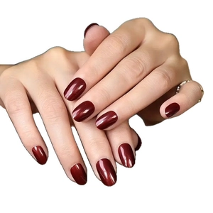 Uñas postizas almendradas color burdeos brillante para un look elegante