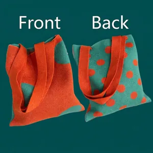 Vista fronte e retro della borsa tote chic in maglia con colori a contrasto e pois