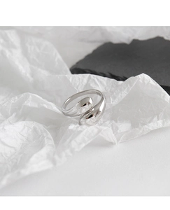 Dettaglio dell'anello in argento sterling s925 con design a goccia d'acqua e marchio s925