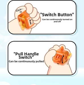 Dettaglio macro di un fidget cube arancione con interruttore e meccanismo scorrevole