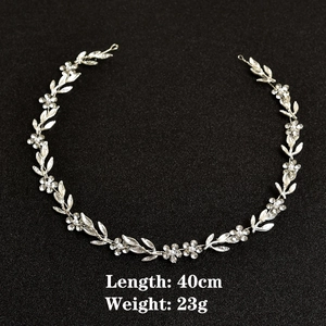 Détail d'un bandeau de mariée argenté de 40cm avec cristaux, perles et feuilles