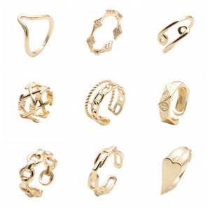 Schicke goldene unregelmäßige Polygon Smiley-Ringe und geometrische hohle offene Ringe