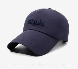 Gros plan détaillé de la casquette bleu foncé avec broderie NY&JA et coutures soignées