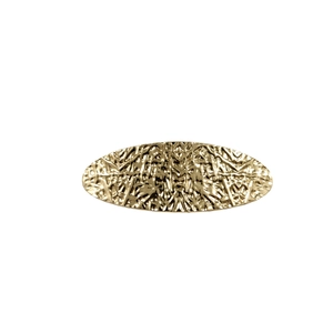 Barrette à cheveux ovale en alliage doré avec texture gaufrée sur fond blanc
