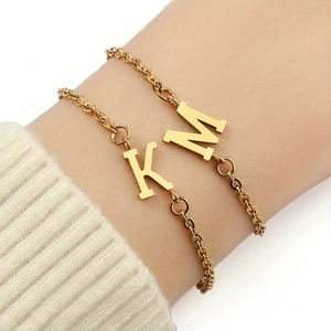 Minimalistische 18K vergoldete Armbänder mit K und M Buchstabenanhängern für Damen