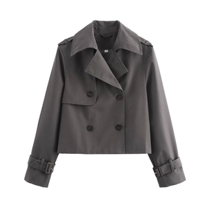 Détail d'un trench-coat court gris foncé avec boutons à double boutonnage et épaulettes
