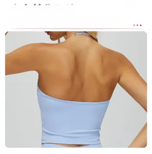 Vue détaillée du dos de la brassière de yoga licou bleu clair avec design ajouré et élastique
