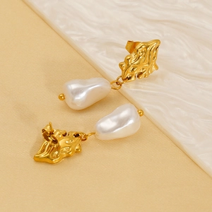 Elegant gold hammered metal earrings with baroque pearl drops in vintage French style