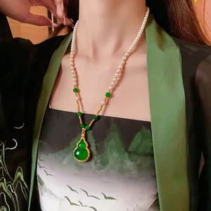 Collier chinois vintage avec des perles blanches et un pendentif gourde en jade vert