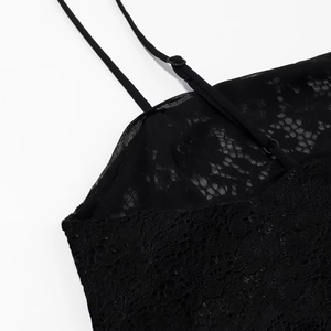 Gros plan détaillé sur la dentelle noire délicate et les fines bretelles réglables