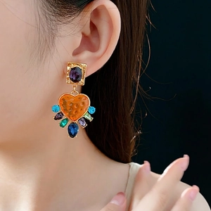 Boucles d'oreilles vintage en forme de coeur avec strass colorés et finition dorée
