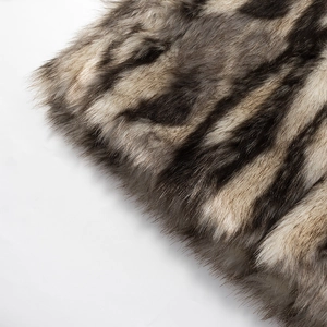 Giacca invernale in ecopelliccia con lussuoso tessuto peluche a righe grigie e bianche