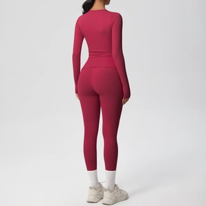 Vista posteriore del set da yoga rosso vino aderente con maglia a maniche lunghe e leggings alti