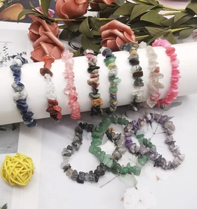 Detailansicht verschiedener elastischer Natursteinarmbänder mit bunten Edelsteinen