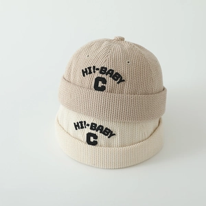 Bonnet Miki rayé pour enfants avec broderie C et décoration textuelle HI-BABY d'hiver