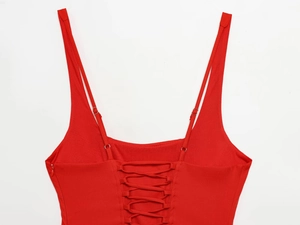 Vue détaillée du dos lacet rouge avec des anneaux métalliques et fines bretelles