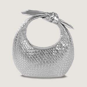 Silberne Handtasche aus gewebtem PU-Leder mit Knotengriff für Damen in Halbmondform