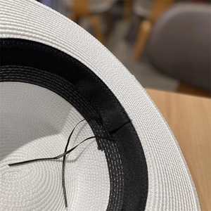 Cappello di paglia a cima piatta con fascia interna e cordino regolabile