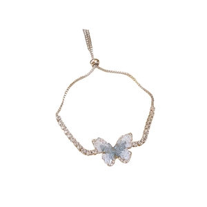 Bracelet papillon élégant en or rose avec cristaux bleus et chaîne ajustable