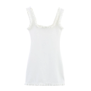 Elegante abito bianco senza maniche in maglia con volant e perle sull'orlo