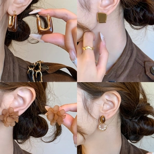 Retro geometric resin earrings in gold and brown tones for a vintage aesthetic look