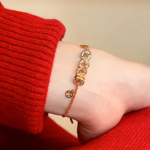 Bracelet tressé rouge plaqué or avec perles étincelantes et pendentif pièce de monnaie