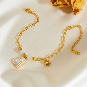 Bracelet doré à breloques cœur avec perles d'opale et strass sur soie blanche