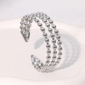 Bracciale rigido multistrato minimalista in acciaio inossidabile argento su vassoio bianco