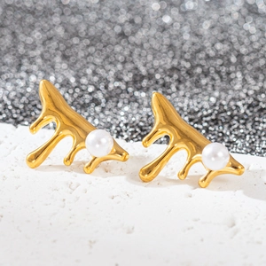 Gros plan de boucles d'oreilles dorées style lave avec perles blanches et éclat métallique